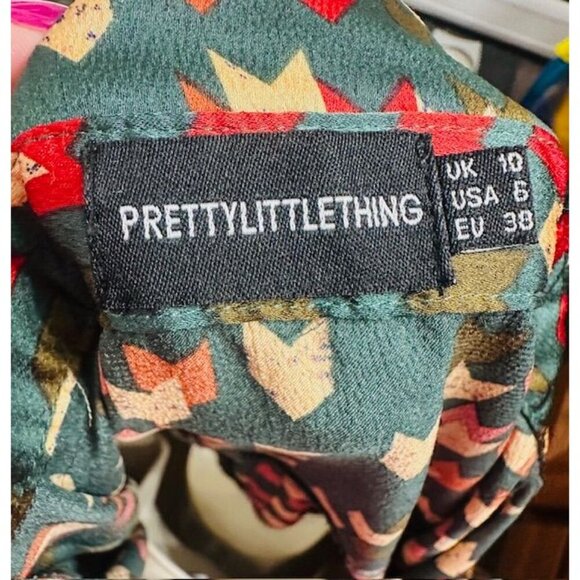 PrettyLittleThing Button-Up Printed Flowy Colorful Silky Long Sleeve Blouse Sz 6 - Picture 4 of 5